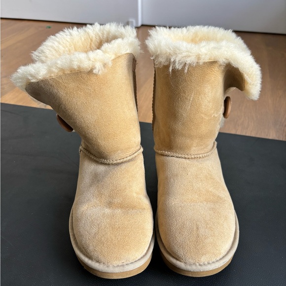 ORIGINAL Ugg Australia! Bailey Button size 7 in color sand - Picture 5 of 8